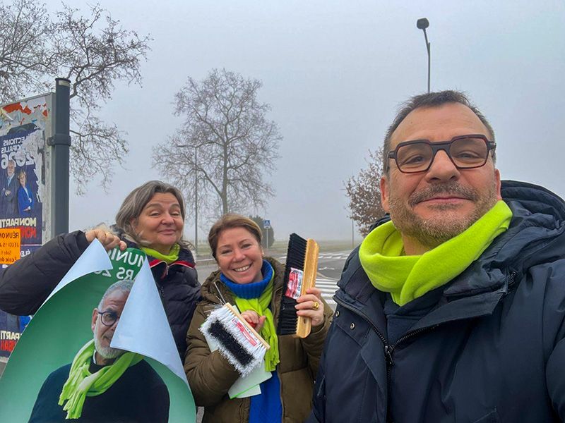 2026-01-11-collage-affiches-campagnes-municipales-montauban-2026